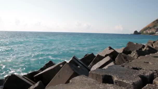 亚德里亚海，卡拉布里亚，意大利海与防波堤和蓝天与白云 — 图库视频影像