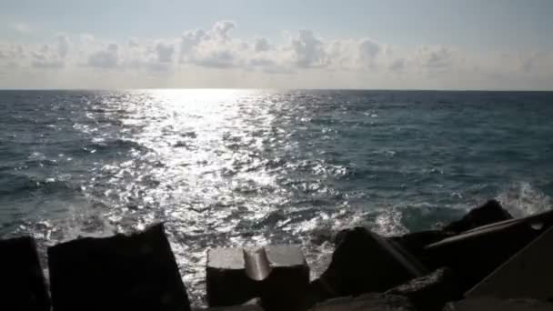 Mare Adriatico, Calabria, Italia mare con frangiflutti e cielo azzurro con nuvole — Video Stock