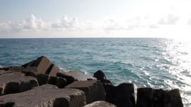 Jaderské moře, Kalábrie, Itálie moře s vlnolam a modrá obloha s mraky — Stock video