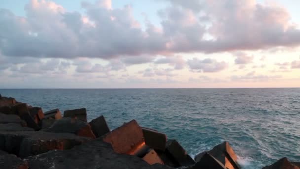 Belo pôr do sol na praia, cores incríveis e nuvens, panorâmica. Mar Adriático, Itália, Amantea Calábria . — Vídeo de Stock