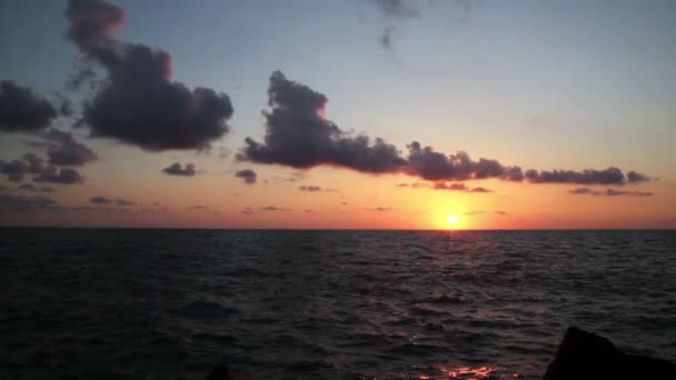 Ηλιοβασίλεμα στην παραλία, απίστευτα χρώματα και σύννεφα. Αδριατική θάλασσα, Ιταλία, Καλαβρία Amantea. — Αρχείο Βίντεο