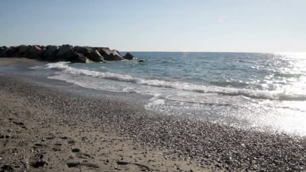 荒芜的沙滩与天空和云彩的阿曼泰亚卡拉布里亚，意大利视图 — 图库视频影像