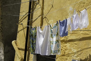 Güneşin sarı bir arka plan Wal üzerinde asılı Çamaşırhane