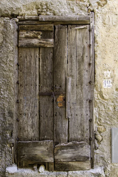 Πόρτα ξύλινη σανίδα με βίδες του παλιού σπιτιού grunge — Φωτογραφία Αρχείου