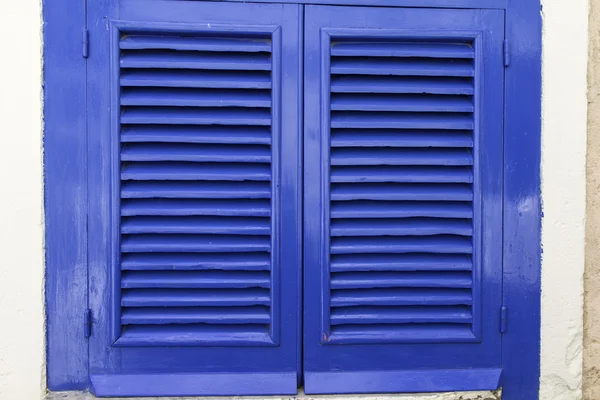 Closeup ενός παραθύρου κλείστρου βαμμένο με μπλε χρώμα — Φωτογραφία Αρχείου