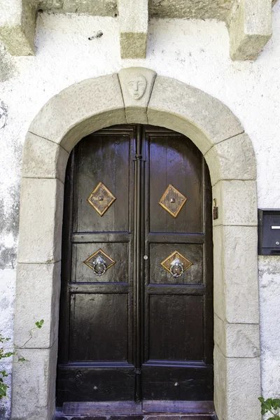Αρχαία ξύλινη πόρτα του πλούσιου σπιτιού — Φωτογραφία Αρχείου