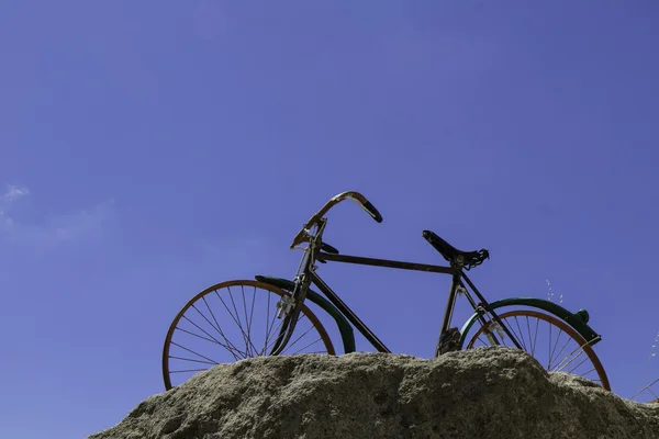 Ansicht des Fahrrads auf Felsen auf Himmelshintergrund — Stockfoto