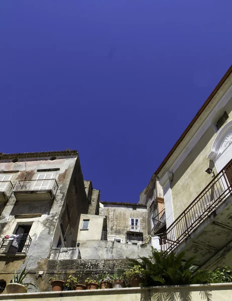 Panorama van de huizen in de oude binnenstad van Amantea, Calabrië. — Stockfoto