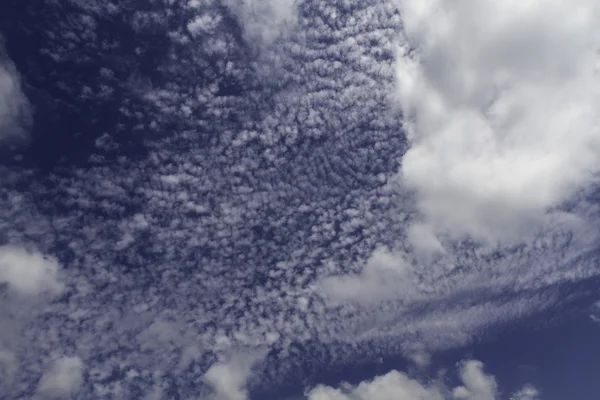 青い空と雲。空と雲の背景. — ストック写真