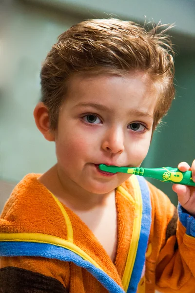 Boy brushing teeth — Stock Photo, Image
