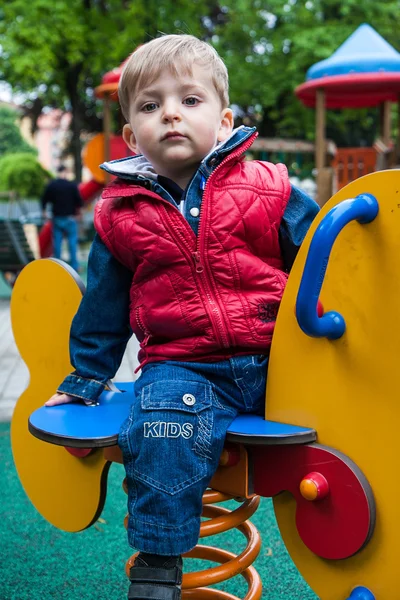 Kind auf einem Springpferd — Stockfoto