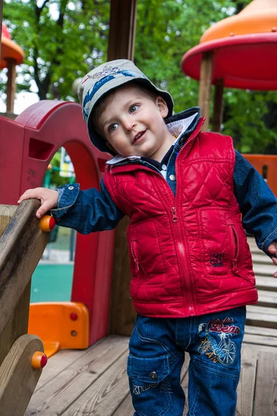 Kind auf dem Spielplatz — Stockfoto