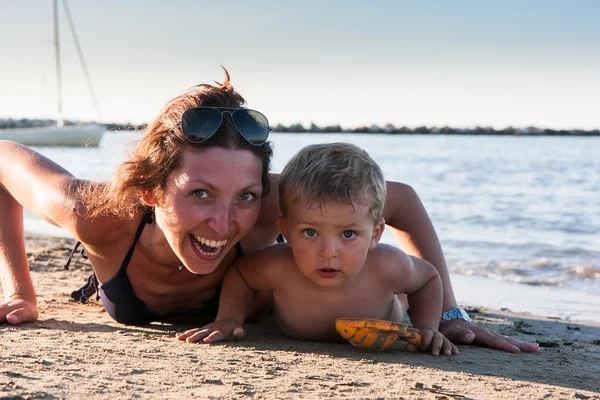 Mãe e filho na praia — Fotografia de Stock