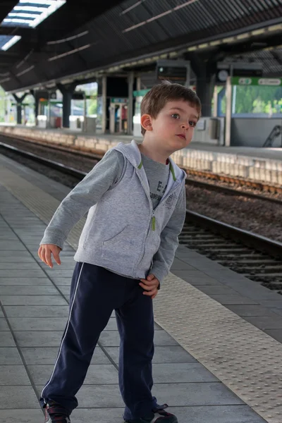 Çocuk tren istasyonunda — Stok fotoğraf