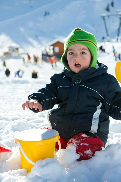 Bambino che gioca sulla neve — Foto Stock