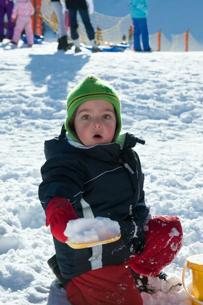 Child playing on the snow — Stock Photo, Image