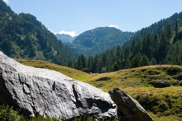 Paisagem montanhosa com uma grande pedra em primeiro plano — Fotografia de Stock