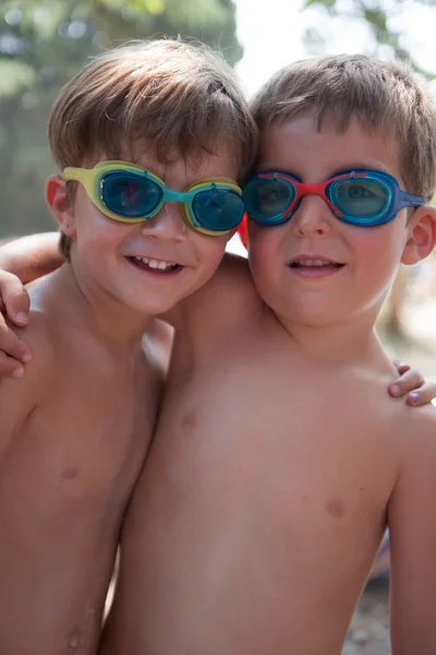 Retrato de niños con gafas de natación — Foto de Stock