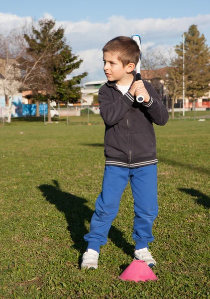 Bambino al parco che sta imparando a giocare baselall — Foto Stock