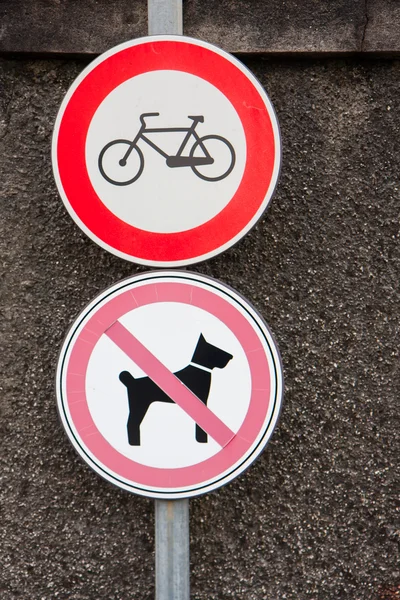 Dos señales que prohíben las bicicletas y los perros — Foto de Stock