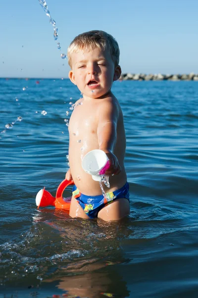 Niño jugando en el mar — Foto de Stock