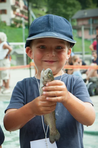 Enfant heureux avec une truite — Photo