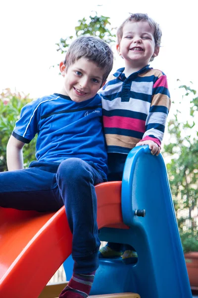 Kinder und Rutsche — Stockfoto