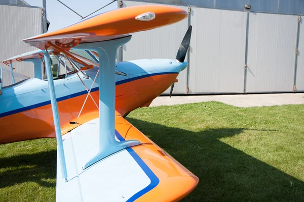Aviões leves, biplano moderno laranja e azul — Fotografia de Stock