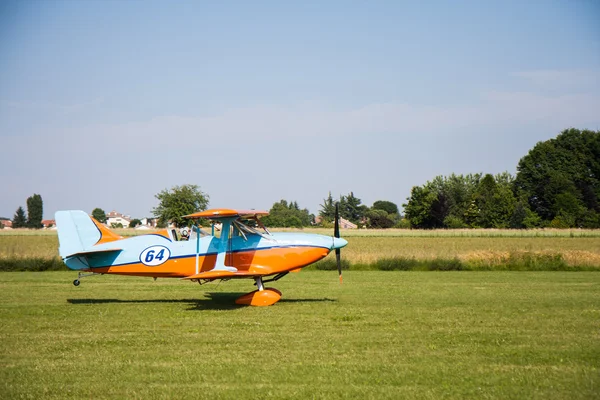軽飛行機、モダンな複葉機オレンジ、青 — ストック写真