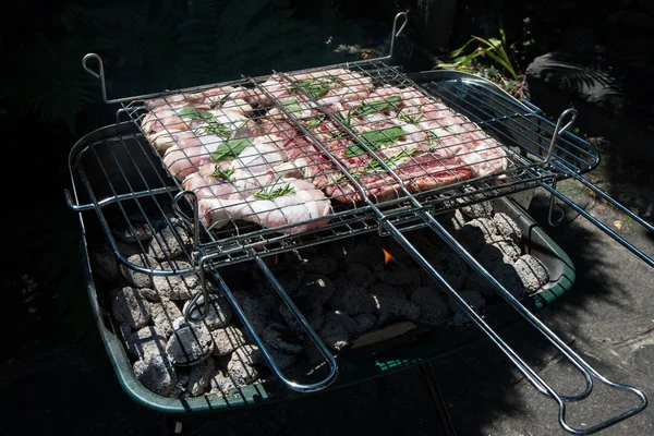 Ребрышки барбекю и колбаса с курицей — стоковое фото