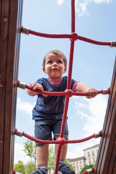 Kind klettert auf Spielplatz — Stockfoto