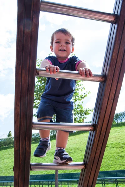 Kind klettert auf Spielplatz — Stockfoto