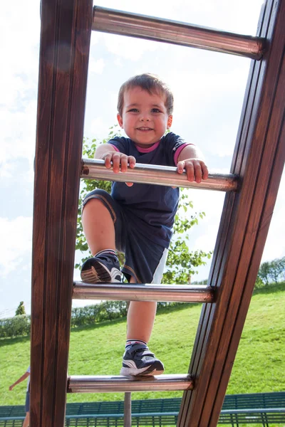 Kind klettert auf Spielplatz — Stockfoto