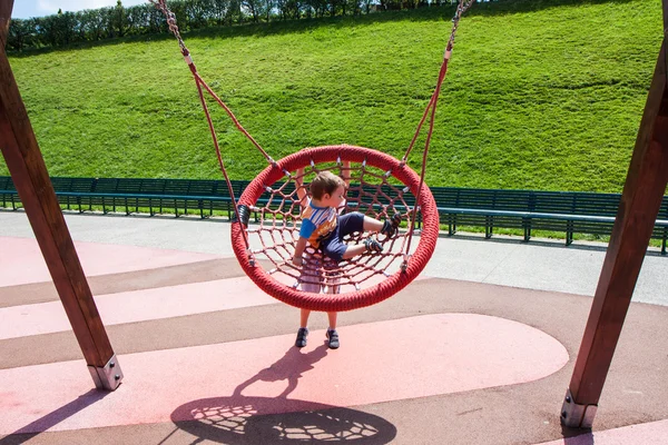 Dos niños diversión en swing ronda —  Fotos de Stock