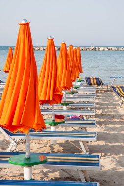 Şemsiye ve şezlong Rimini ve Riccione ve Cattolica Beach