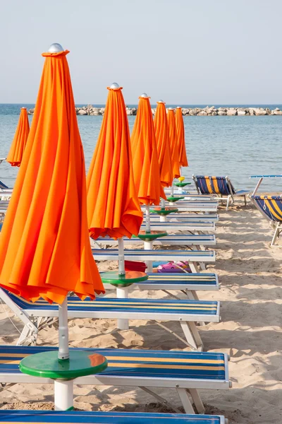 遮阳伞和在里米尼和里乔内和卡托利卡海滩日光浴浴床 — 图库照片