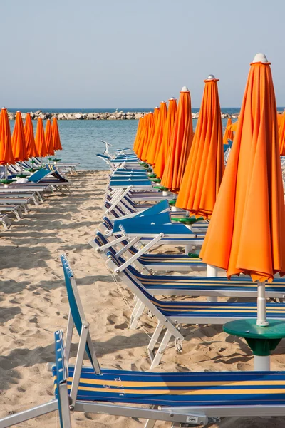 Parasoller och solstolar i Rimini och Riccione och Cattolica Beach — Stockfoto