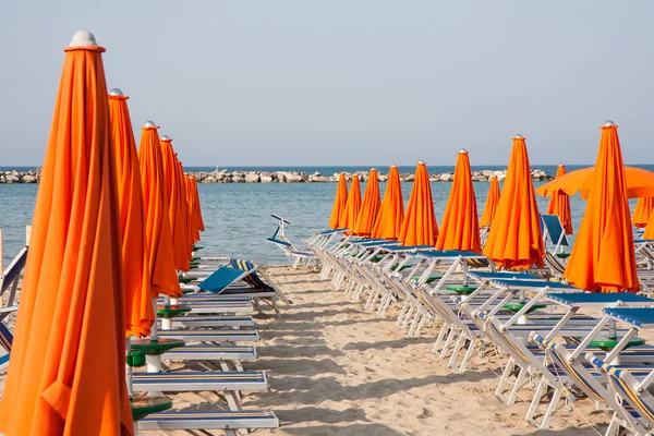 Paraguas y tumbonas en Rímini y Riccione y Cattolica Beach — Foto de Stock