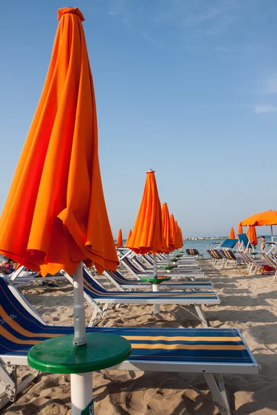 Umbrellas and sunbeds in Rimini and Riccione and Cattolica Beach — Stock Photo, Image