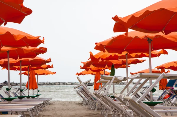 Parasols en ligbedden in Rimini en Riccione en Cattolica Beach — Stockfoto