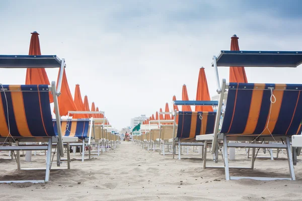 Paraguas y tumbonas en Rímini y Riccione y Cattolica Beach —  Fotos de Stock