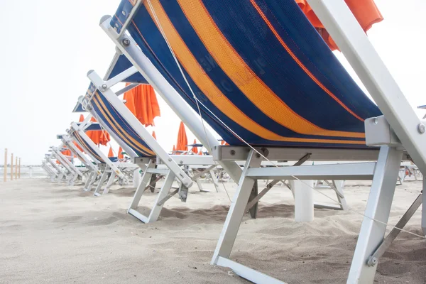 Parasoller och solstolar i Rimini och Riccione och Cattolica Beach — Stockfoto