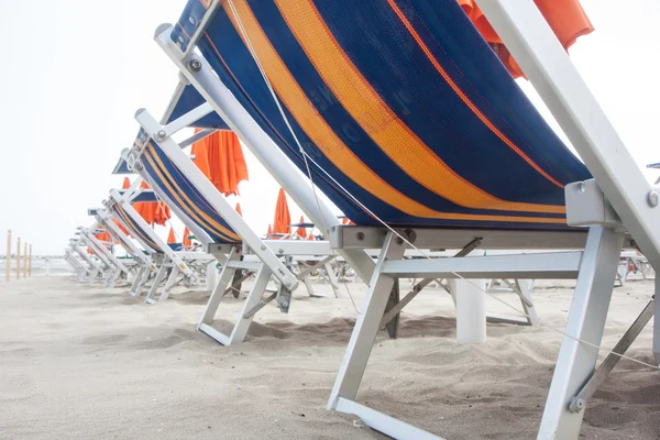 Sonnenschirme und Liegestühle in rimini und riccione und cattolica strand — Stockfoto