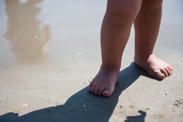 Pés de bebê andando na praia de areia Itália — Fotografia de Stock
