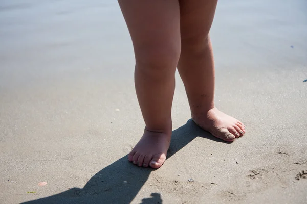 Pés de bebê andando na praia de areia Itália — Fotografia de Stock