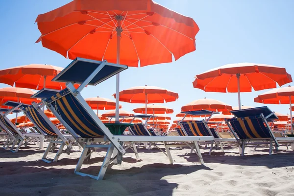 Parasoller och solstolar i Cesenatico Beach, Italien — Stockfoto