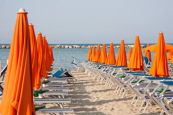 Guarda-chuvas e espreguiçadeiras em Rimini e Riccione e Cattolica Beach — Fotografia de Stock