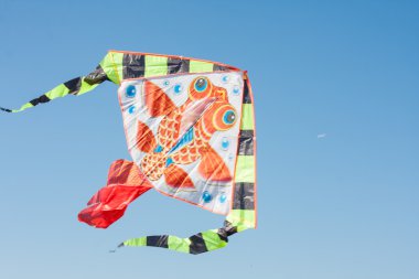 karşı mavi gökyüzü İtalya plaj uçurtma