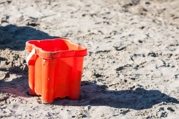 Juguetes de playa en la arena y el mar — Foto de Stock