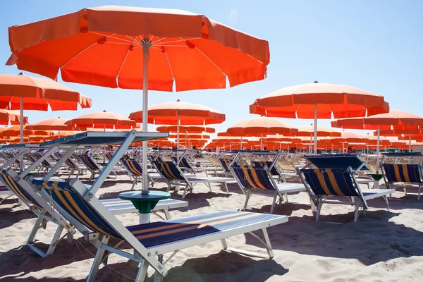 Sonnenschirme und Liegen in Cesenatico Strand, Italien — Stockfoto